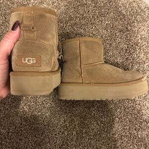 Girls size 13 ugg Classic Mini Warm-Lined Platform Booties